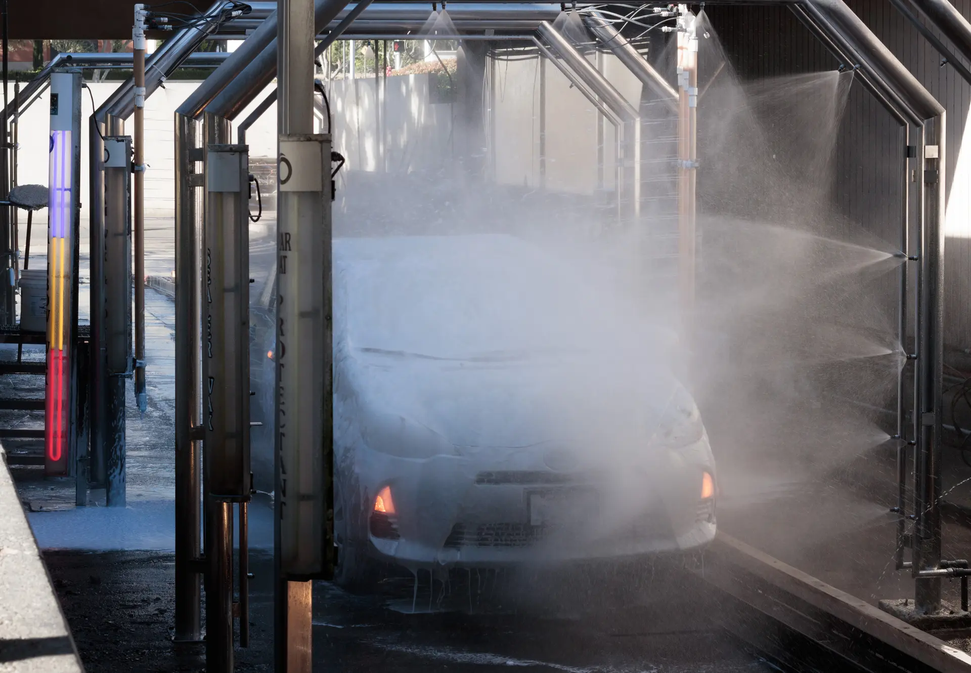 Exploring Hydraulic Jacks: The Secret Tool Behind Automen's Premium Car Washes